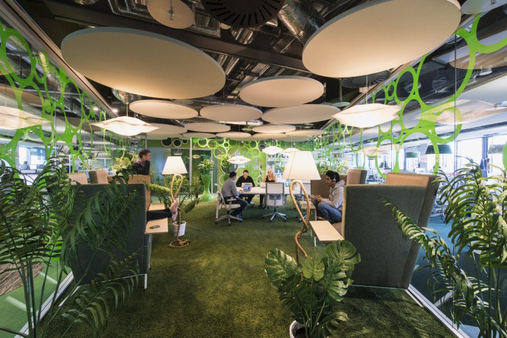 Les bureaux du siège irlandais de Google accordent une place importante à la nature : on parle de design biophilique. (© Ecophon)